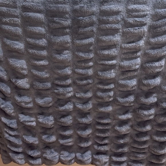 Luxurious Faux Fur Throw Blanket in Gray - Picture 9 of 10